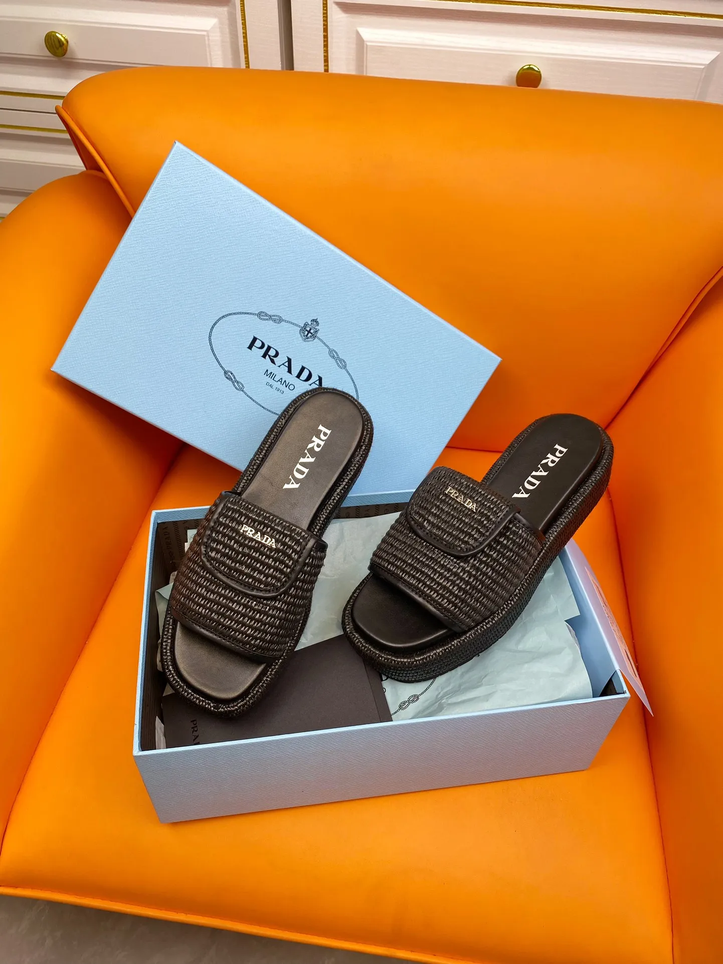 👟👟Ex-factory price 520👟👟 PRADA 2024ss raffia woven slippers This year's popular straw series, lazy people's must-have slippers are so good-looking on the feet. The whole pair of shoes is light, comfortable and bright colors meet the various choices of fashionable people of different styles! Original custom-made raffia Sheepskin lining 1:1 open mold outsole Size number: 35-39 (40 customizations are not returnable)